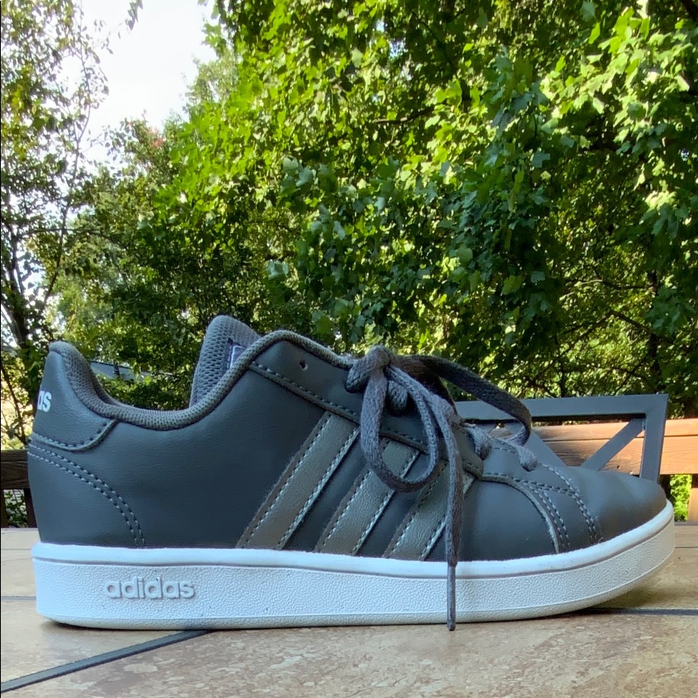 Adidas - Grey and white kids sneakers. Size US 3